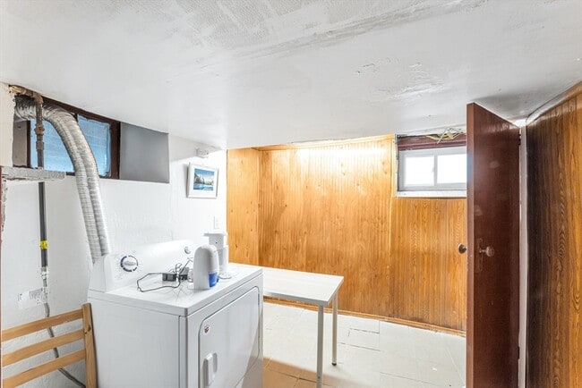 Building Photo - 204 Maple St