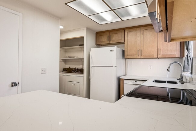 Building Photo - Remodeled 2 Story 3 Bed 1.5 Bath Townhome in Mountain View