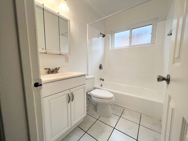 Building Photo - 1 Bed/1 Bath Pacific Beach