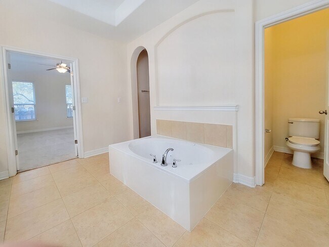 Building Photo - Large 3 Bedroom, 2.5 Bathroom Home – Fully Equipped Kitchen & Washer/Dryer Hookups