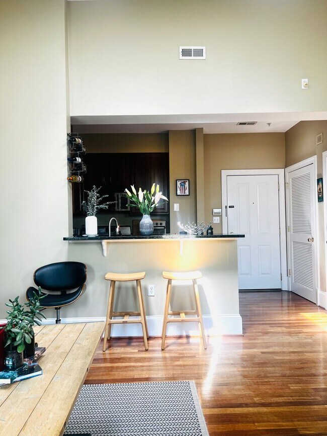Building Photo - Columbia Heights Penthouse Condo | 1 Bed | 1 Bath | 600 Sf