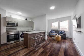 Building Photo - Brand NEW 2-Bedroom in the heart of Andersonville with Separate Kitchen, In-Unit Laundry & Sunlig...