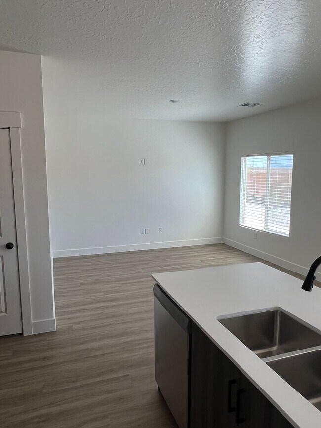 Building Photo - Newer 4 bedroom townhome in South Desert Gardens!