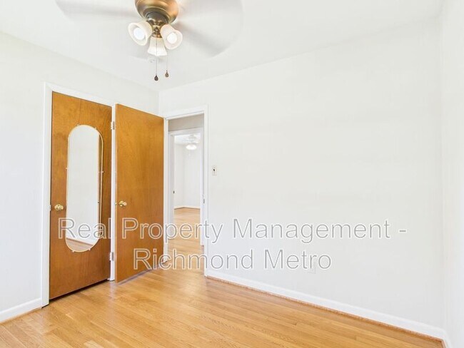 Building Photo - 8909 Avalon Dr