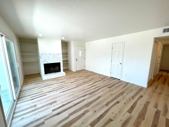 Building Photo - Great 2 Bedroom Condo in Gated Community w...