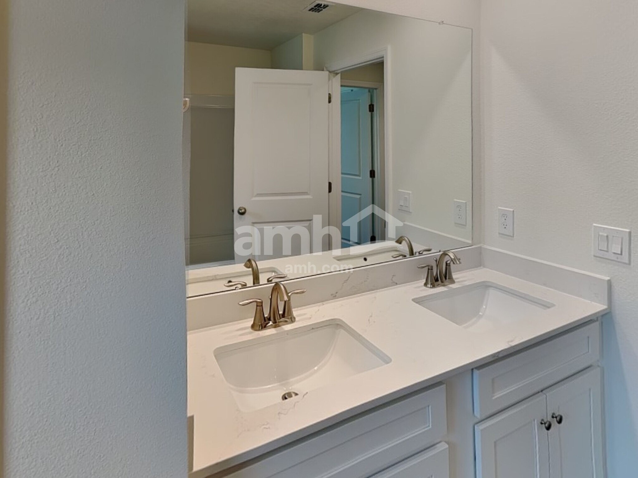 Building Photo - 5992 Pinewood Ests Dr