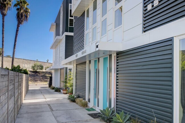 Building Photo - 837 N Kingsley Dr