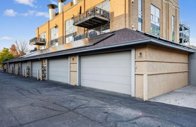 Building Photo - Stunning 3 bedroom Loft