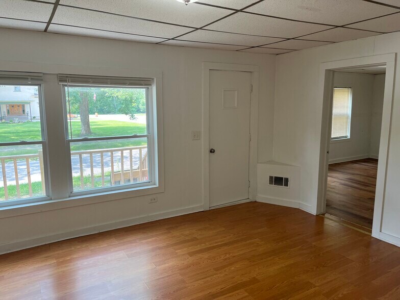 Building Photo - 123 Oak St