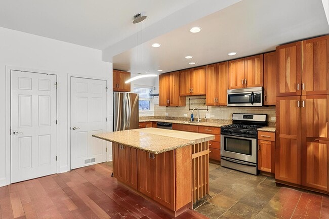 Building Photo - 7622 N Greenview Ave