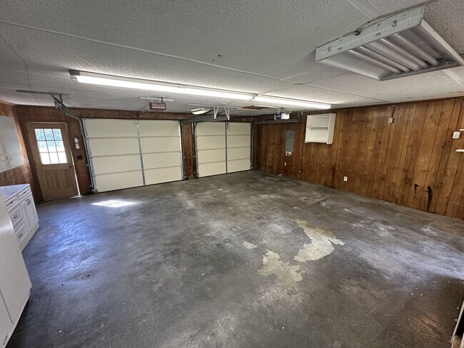 Building Photo - Single Family home in Greenhill Area!