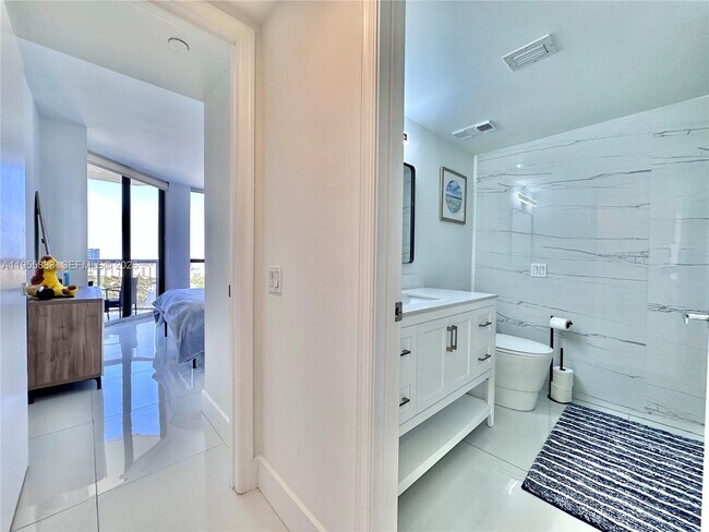 Building Photo - 3640 Yacht Club Dr