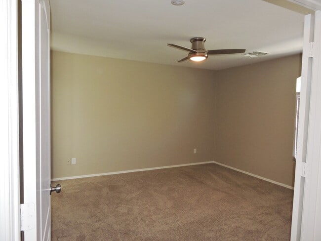 Building Photo - 4 BEDROOM 2 1/2 BATHROOM WITH OFFICE AND LOFT