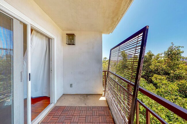 Building Photo - Stunning Condo with Downtown Views – Prime...