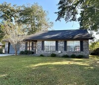 Building Photo - Spacious corner lot with a private backyard- Available 4/10!!