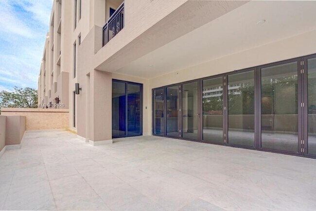 Building Photo - 718 Valencia Ave