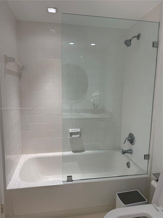 Building Photo - 900 Bay Dr