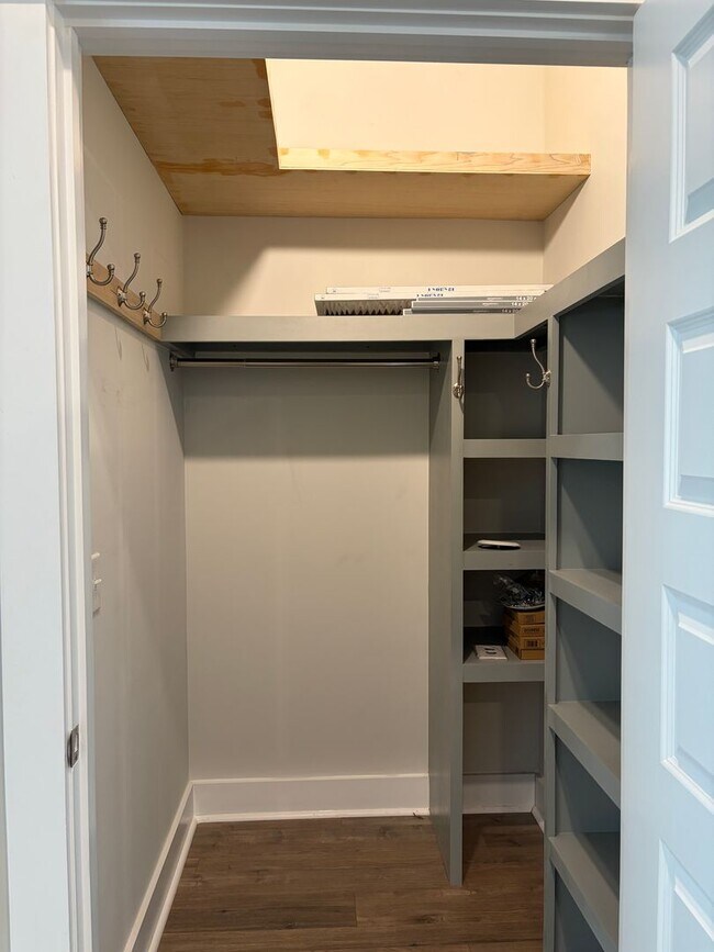 Building Photo - Midtown Townhouse