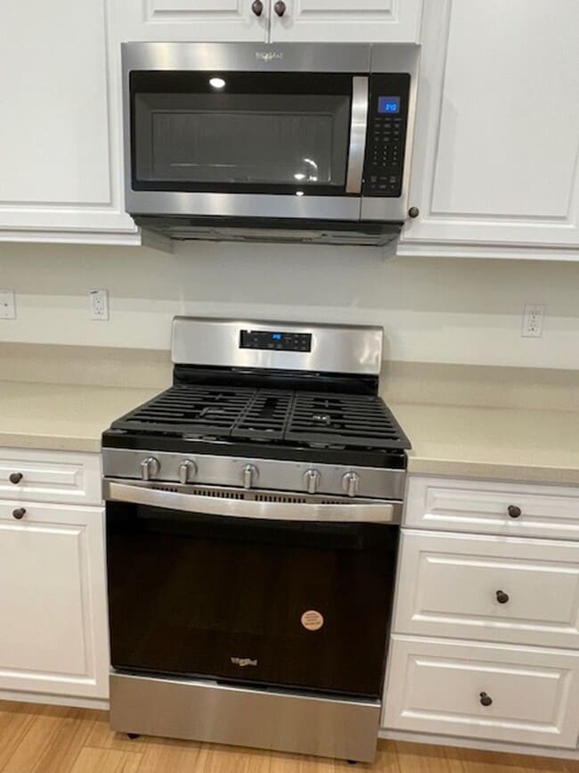 Building Photo - Newer Condo Over 2000 sq feet in Ontario