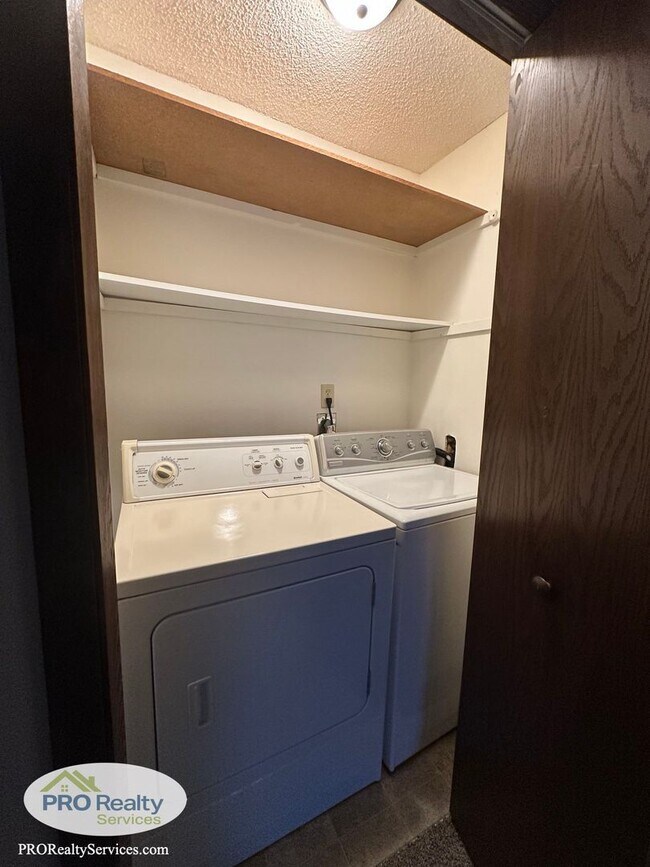 Building Photo - 3 Bedroom Main Level Duplex Unit