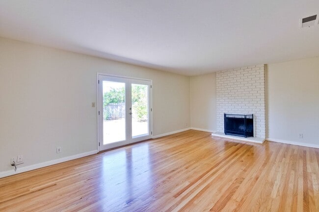 Building Photo - Beautiful Birdland Home on Quiet Cul-de-Sa...