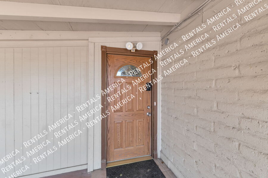Building Photo - 5111 E Peach St