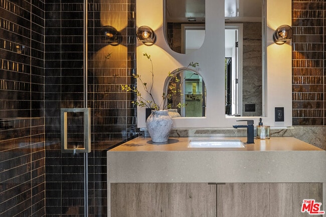 Building Photo - 1021 N Ogden Dr