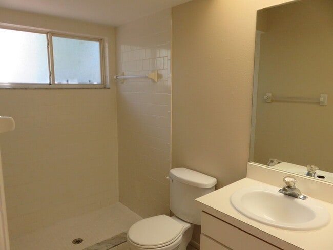 Building Photo - Centrally located 2/2