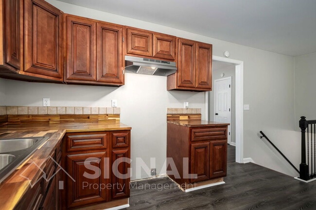 Building Photo - 2827 Arrowhead Cir NE