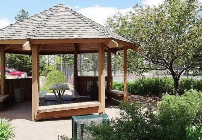 Building Photo - Beautiful 2 Bedroom, 1.5 Bathroom Apartment Available August 1st!