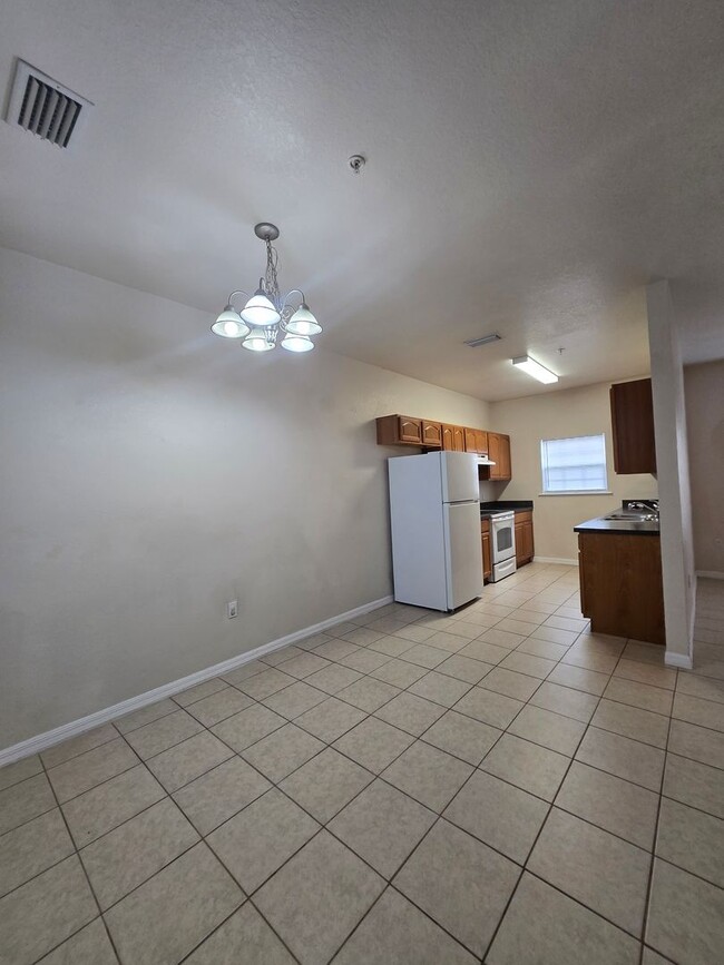 Building Photo - 2/2 ( Eagle Trace) Charming, updated townh...