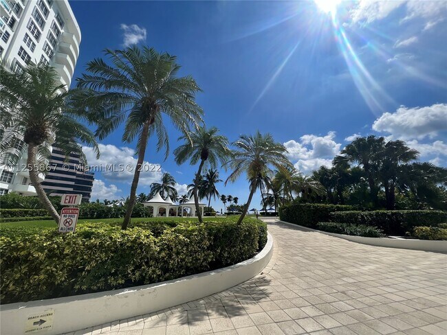 Building Photo - 5161 Collins Ave