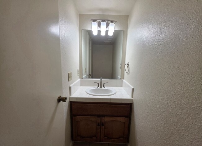 Building Photo - 3 bedroom condo w/2 car garage!
