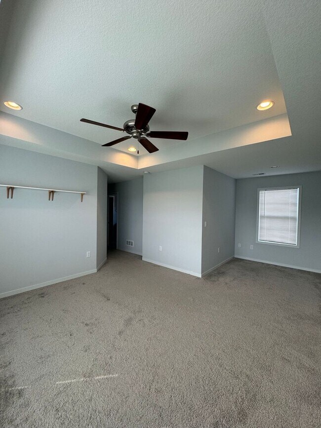 Building Photo - 4 Bedroom, 3 1/2 bathroom in Olathe!