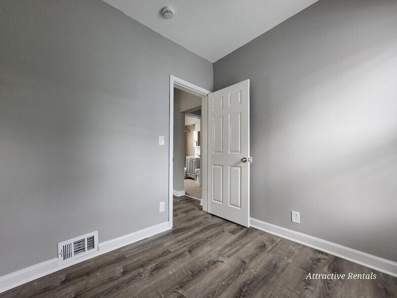 Building Photo - 707 E 92nd Pl