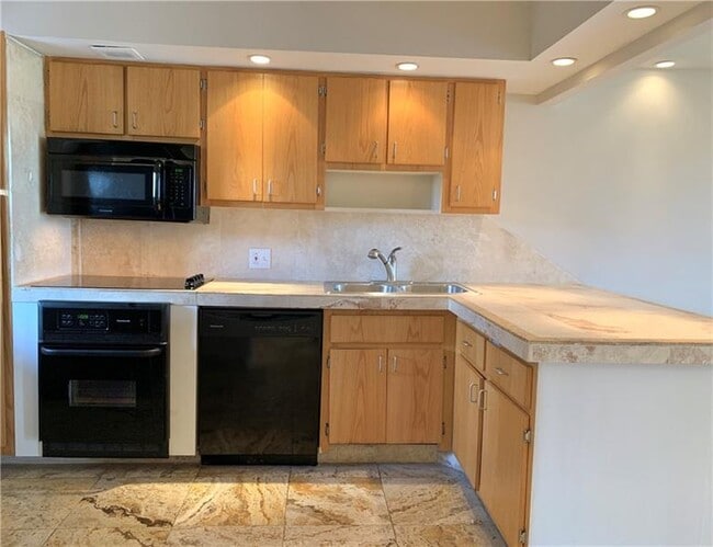 Building Photo - 2950 N Palm Aire Dr