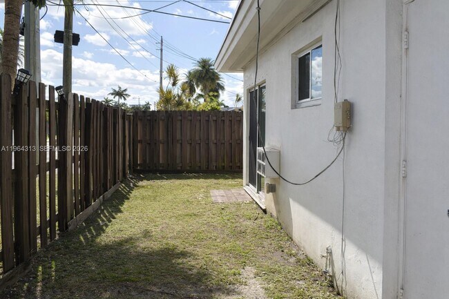 Building Photo - 932 Moffett St