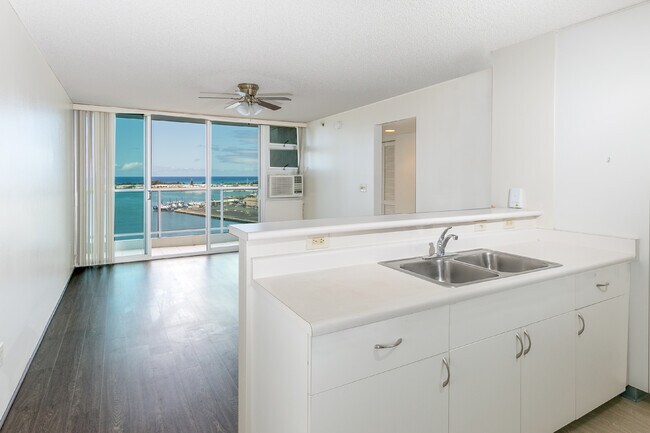 Building Photo - 215 N King St