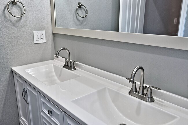 Building Photo - 11911 Nelwood St