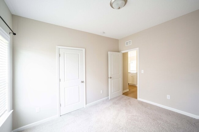 Building Photo - 5176 Legion Dr