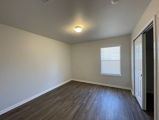 Building Photo - 129 Crane Crest Dr