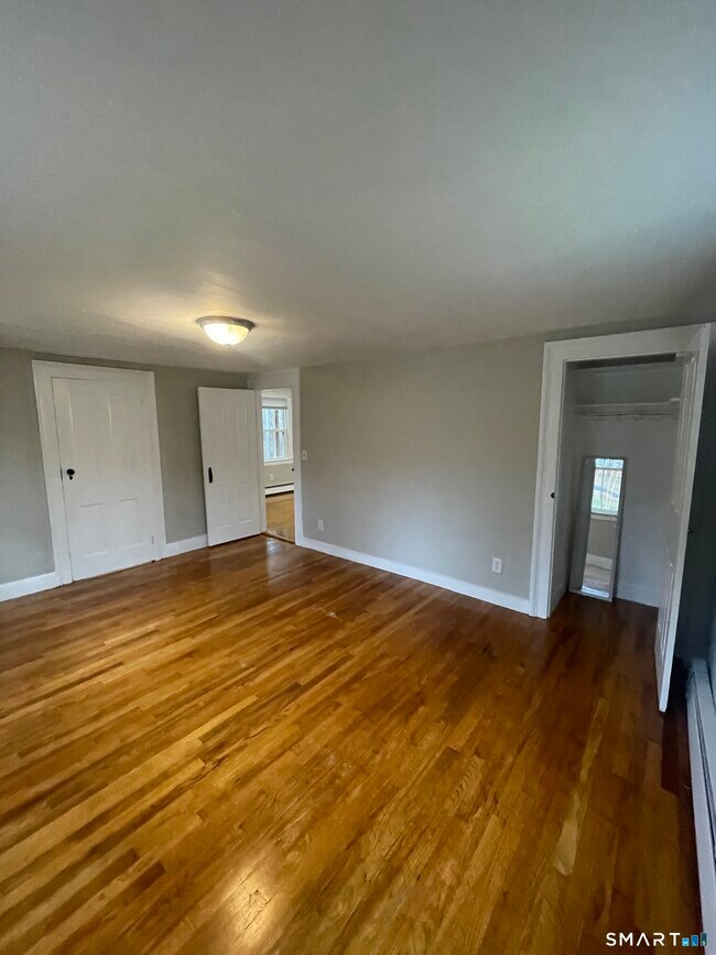 Building Photo - 9 Hicksville Rd