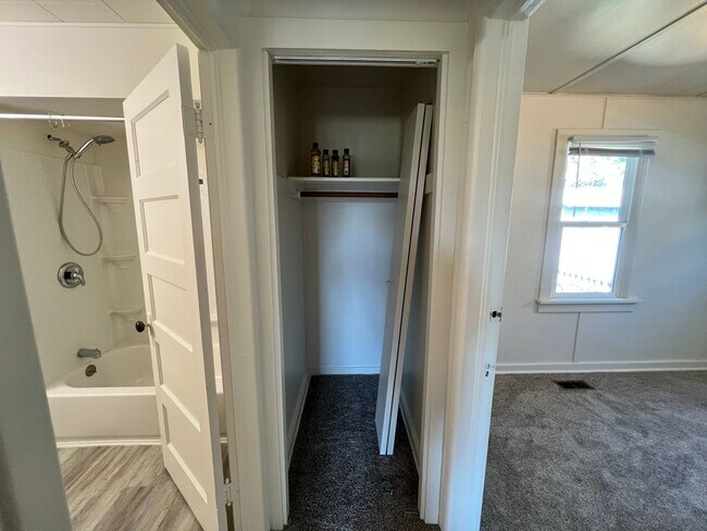 Building Photo - Adorable Shadle Bungalow - 2 Bed, 1 Bath +...