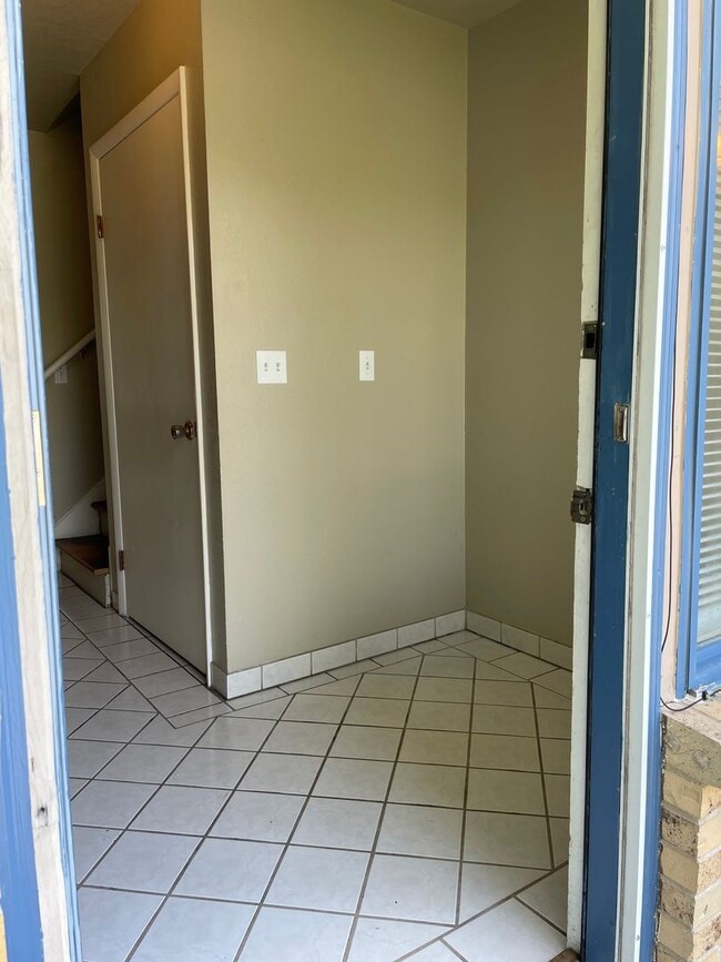 Building Photo - STUDENTS WELCOME! 5 Bedroom 3 Bathroom Single Family Home West Fort Collins