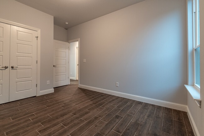 Building Photo - 1431 Water Way Dr