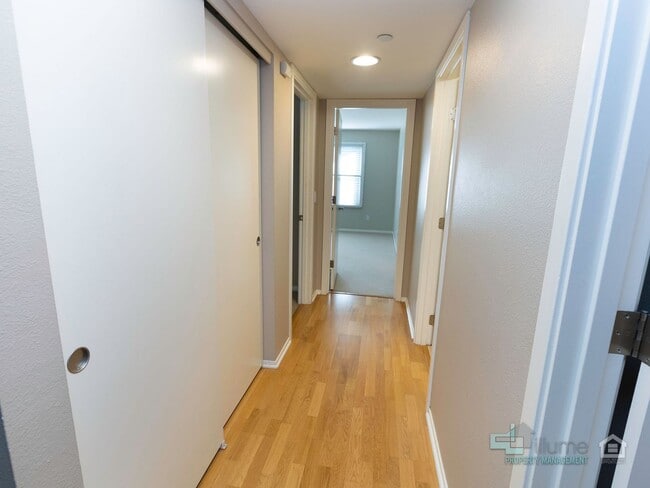 Building Photo - University Park 2 Bd/2 Bth w/parking- wate...