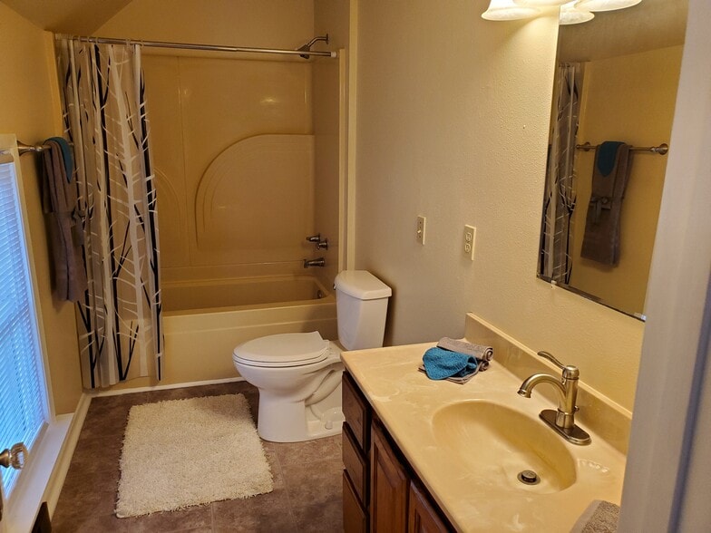 Building Photo - 108 3rd St W