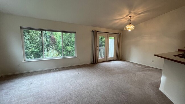 Building Photo - (3) Bedroom, (2) Bathroom Townhouse in Ind...
