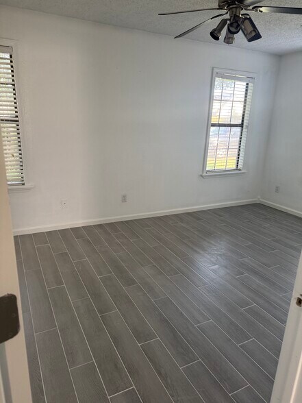 Building Photo - 4517 Jamaica Pl