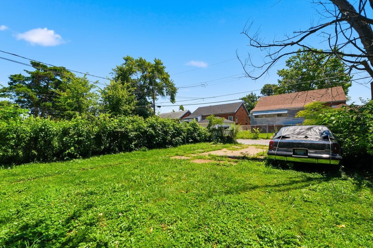 Building Photo - 3332 Aubert Ave